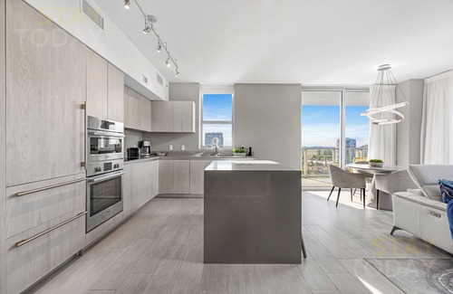 Hollywood South Central Beach Condo | Azure Escape: Upscale Comfort by the Shore