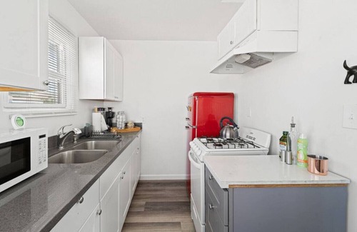 Lincoln Acres Apartment | Azure Loft: Perfect 4 City Trips with Free Parking