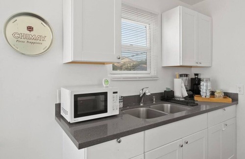Lincoln Acres Apartment | Azure Loft: Perfect 4 City Trips with Free Parking