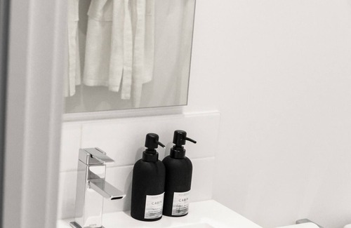 Collingwood Apartment | B-1, 2 Bedroom - Downtown Collingwood, Luxury Boutique Hotel.