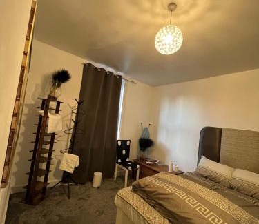 Thames Ditton House | B&H Stays