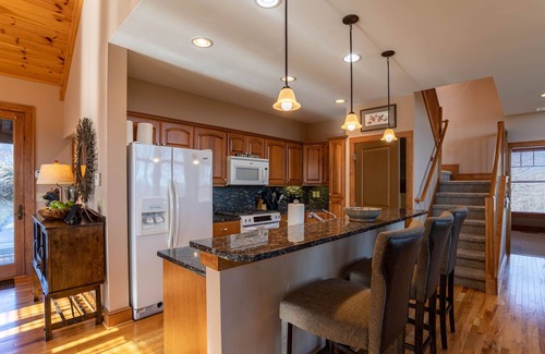 Foscoe Condo | B Rock Ridge at Echota - townhome with private hot tub!