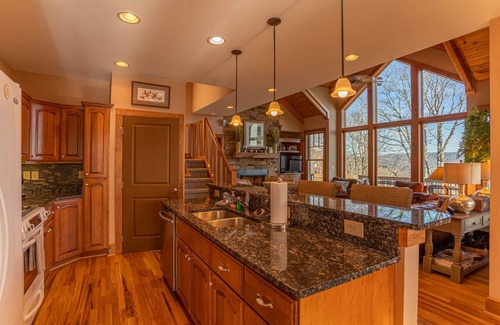 Foscoe Condo | B Rock Ridge at Echota - townhome with private hot tub!