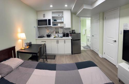 Mississauga House | B2 Cozy room by Mendy