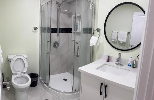 Mississauga House | B2 Cozy room by Mendy