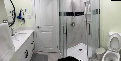 Mississauga House | B2 Cozy room by Mendy
