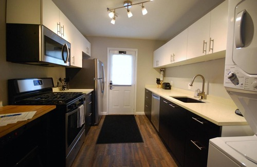 Brookwood Apartment | B2bl Cute Condo Walkable to Midtown 1 Block From Marta