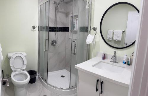 Mississauga House | B3 Luxury home in Mississauga nearby shipping center square one