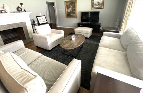 Arcadia House | B5A-Entire house 5b/3.5 b in the large lot with multiple parking spaces