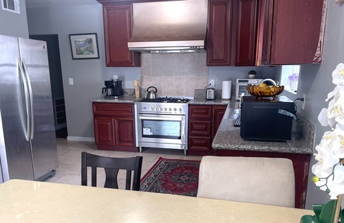 Arcadia House | B5A-Entire house 5b/3.5 b in the large lot with multiple parking spaces