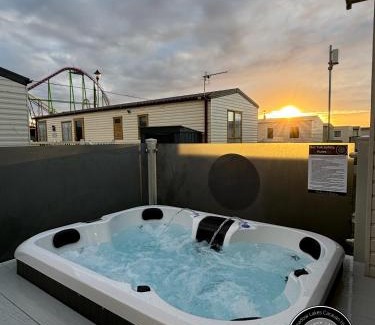 Addlethorpe Apartment | B9 - Sunnymede Fantasy Island - hot tub, pet friendly, WiFi, ramped veranda - Meadow Lakes Caravan & Lodge Hire