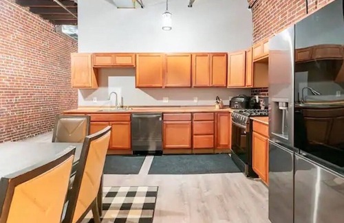 Downtown St. Louis Apartment | Bachelor, Bachelorette, Teams or Large Groups! Large 2 Bedroom Apt, Sleeps 12.