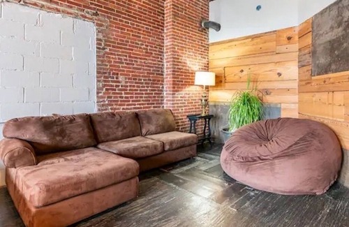 Downtown St. Louis Apartment | Bachelor, Bachelorette, Teams or Large Groups! Large 2 Bedroom Apt, Sleeps 12.