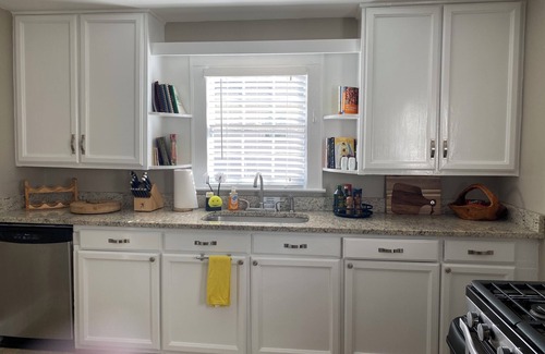 Roswell Cottage | Back by popular demand! Charming Cottage on Canton St-Walk to Restaurants-Shops!