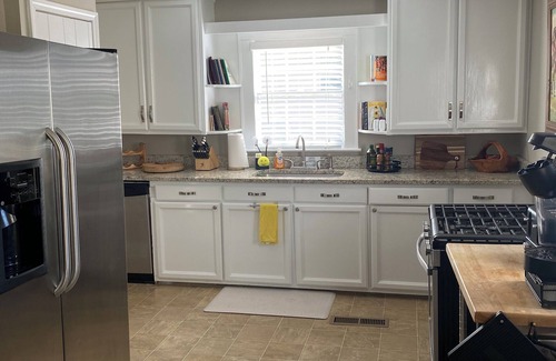 Roswell Cottage | Back by popular demand! Charming Cottage on Canton St-Walk to Restaurants-Shops!