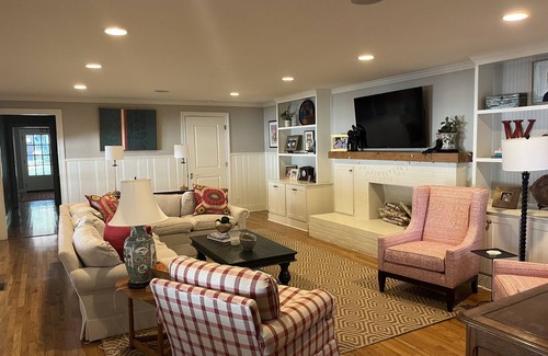 Oxford House | Back on VRBO!Large recently updated home 3blocks from square and 1/2mi to Grove!
