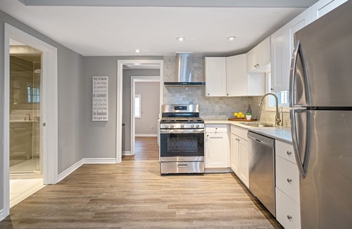 Crystal Beach Cottage | Backyard Bliss at this Beachy Abode - Sleeps 6, Close to Beach