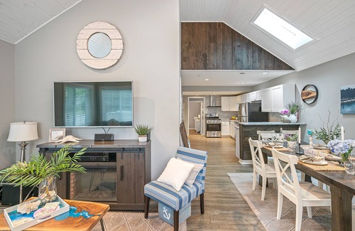 Crystal Beach Cottage | Backyard Bliss at this Beachy Abode - Sleeps 6, Close to Beach