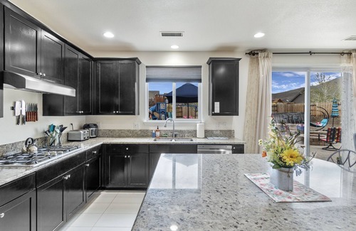 Reno House | BACKYARD FUN! SLEEPS 20. Lake Tahoe 35 minutes!
