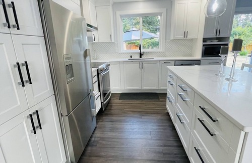 Central Okanagan House | BACKYARD PARADISE - HOT TUB- YARD- 5bed+3bath (Licensed).