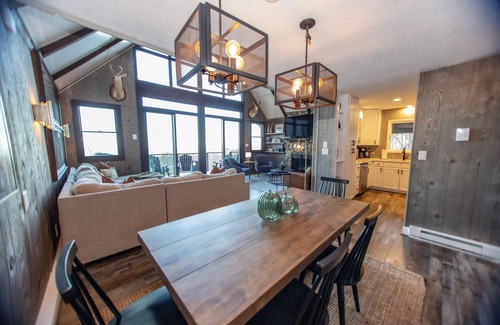 Banner Elk Ski Chalet | Backyard trail access- AC- Hot tub - EV Charging