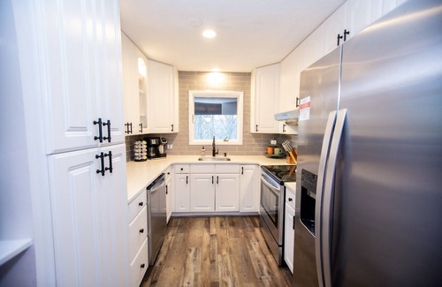 Banner Elk Ski Chalet | Backyard trail access- AC- Hot tub - EV Charging