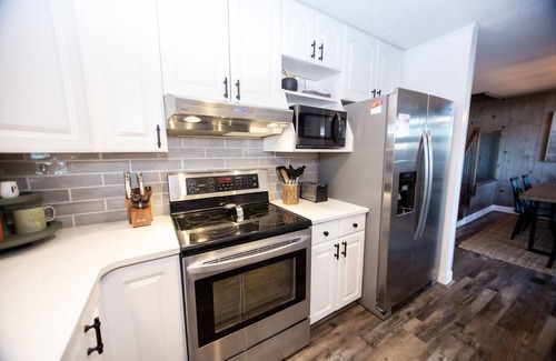 Banner Elk Ski Chalet | Backyard trail access- AC- Hot tub - EV Charging