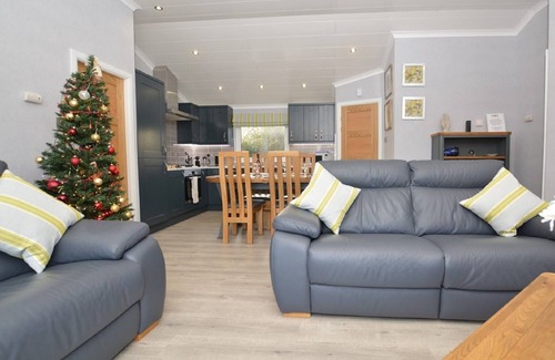 Maltby le Marsh Cabin | BADGERS DEN- A luxury lodge, 2 en-suite bedrooms with private hot tub