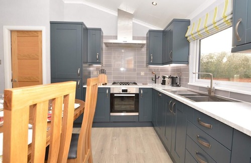 Maltby le Marsh Cabin | BADGERS DEN- A luxury lodge, 2 en-suite bedrooms with private hot tub