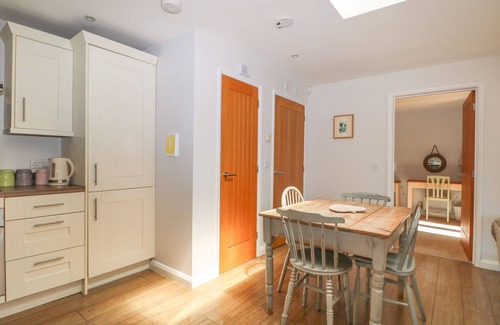 Fareham Cottage | BADGERS SETT, family friendly, with pool in Titchfield Common