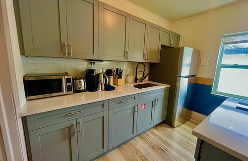 Victoria Park Apartment | Bahama Mama 2/1 in Las Olas & Holiday Park with Hot Tub!