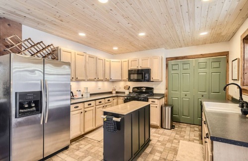 Bailey House | Bailey Bliss: Hot Tub, Views & Fast Wi-Fi
