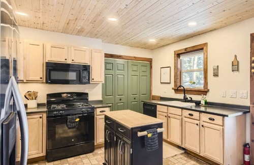 Bailey House | Bailey Bliss: Hot Tub, Views & Fast Wi-Fi