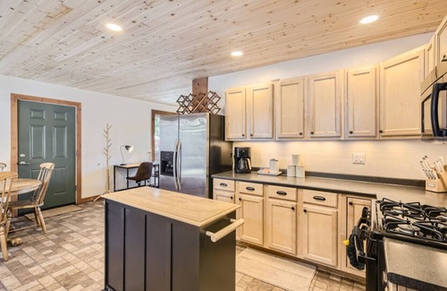 Bailey House | Bailey Bliss: Hot Tub, Views & Fast Wi-Fi