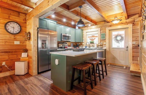 Alarka Cabin | Bailey`s Cabin on the Creek