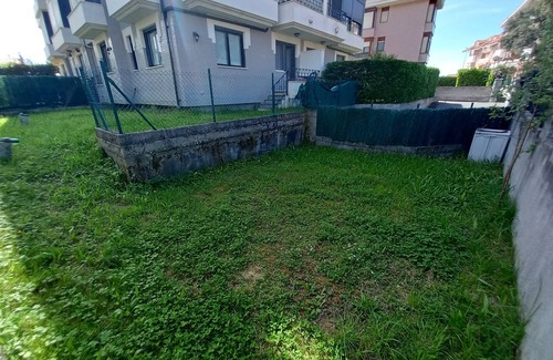Noja Apartment | Bajo con jardín cerca de la playa.