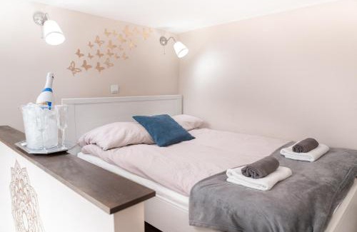 Belso-Ferencvaros Apartment | Bakáts Square Premium Apartment with AC