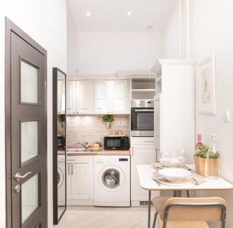 Belso-Ferencvaros Apartment | Bakáts Square Premium Apartment with AC