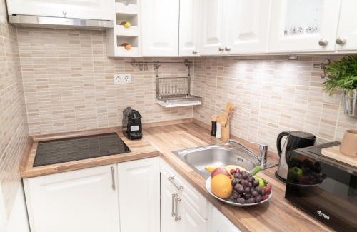 Belso-Ferencvaros Apartment | Bakáts Square Premium Apartment with AC