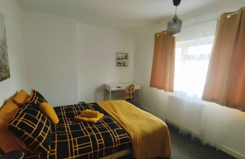 Nottingham House | Bakerville Stays - Tenbury Cres
