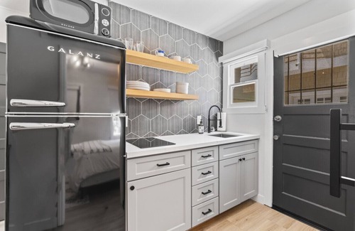 Balboa Island Apartment | Balboa Island Cottage- Air Conditioning! Newport Peninsula Ferry Close!