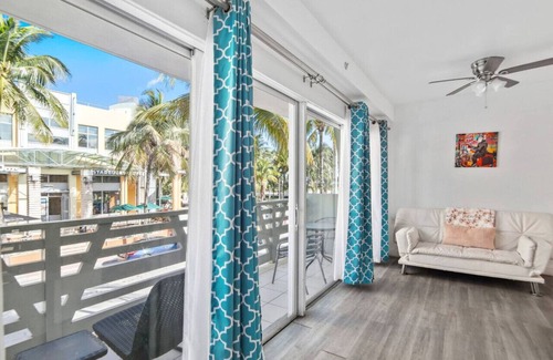 South Beach Condo | Balcony Chic Apt, w/2 Queenbeds, on Ocean Dr Beach