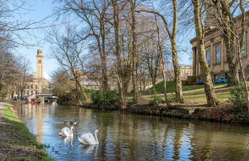 Shipley Apartment | Balcony River View Close to Heritage Saltaire