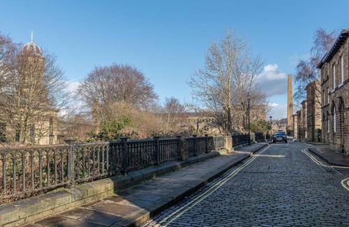 Shipley Apartment | Balcony River View Close to Heritage Saltaire