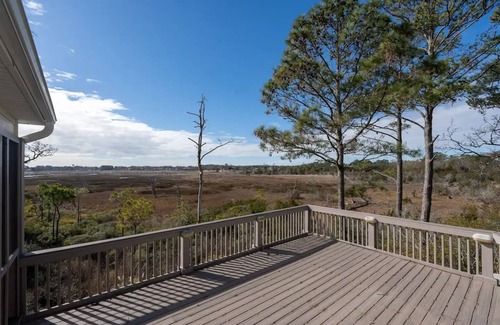 St. James House | Bald Head on the Mainland - Beach Club Pool - Pets OK - St Jamesnn