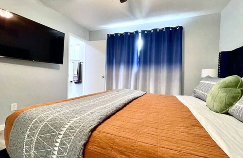 Roseville House | Baldwin · 4 Bed Home Garage Parking Quiet Neighborhood