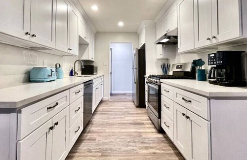 Roseville House | Baldwin · 4 Bed Home Garage Parking Quiet Neighborhood