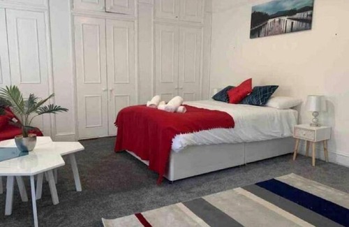 Balham House | Balham, South London Spacious Guest House 5, 6 rooms available