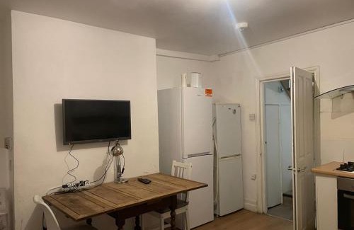 Balham House | Balham, South London Spacious Guest House 5, 6 rooms available