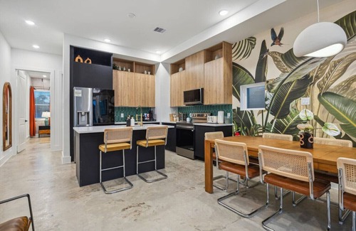 Southeast Houston Apartment | `Bali in Houston`/8BR/8Bath/Heated Pool/Sleeps 23